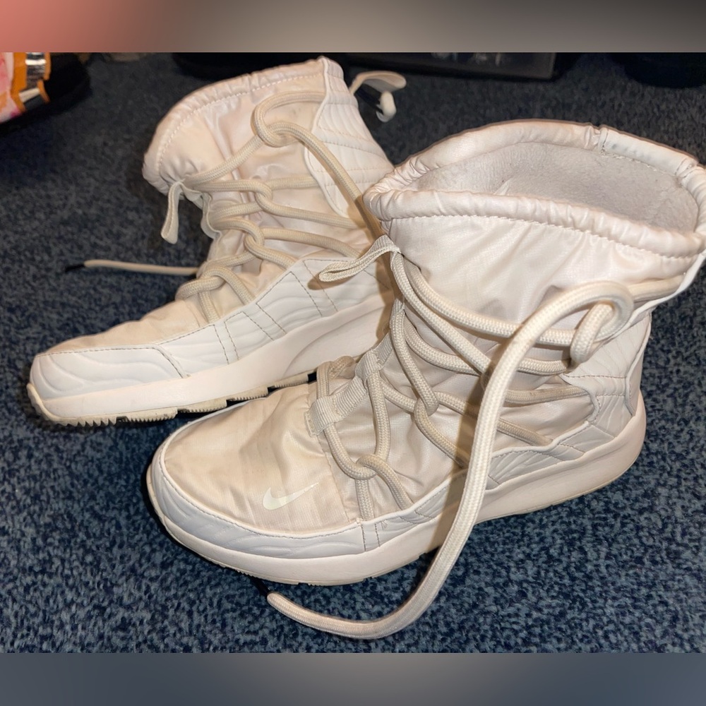 Women's White Nike High-Top Book! - Picture 5 of 5